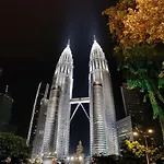 Sky Suites Klcc Homestay By Birdy Stay