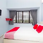 Oyo 220 Hotel Sri Maluri