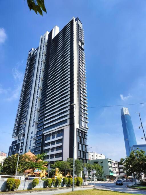 Luxury Sky Garden Near Trx Mall 100mbps Apartemen Kuala Lumpur