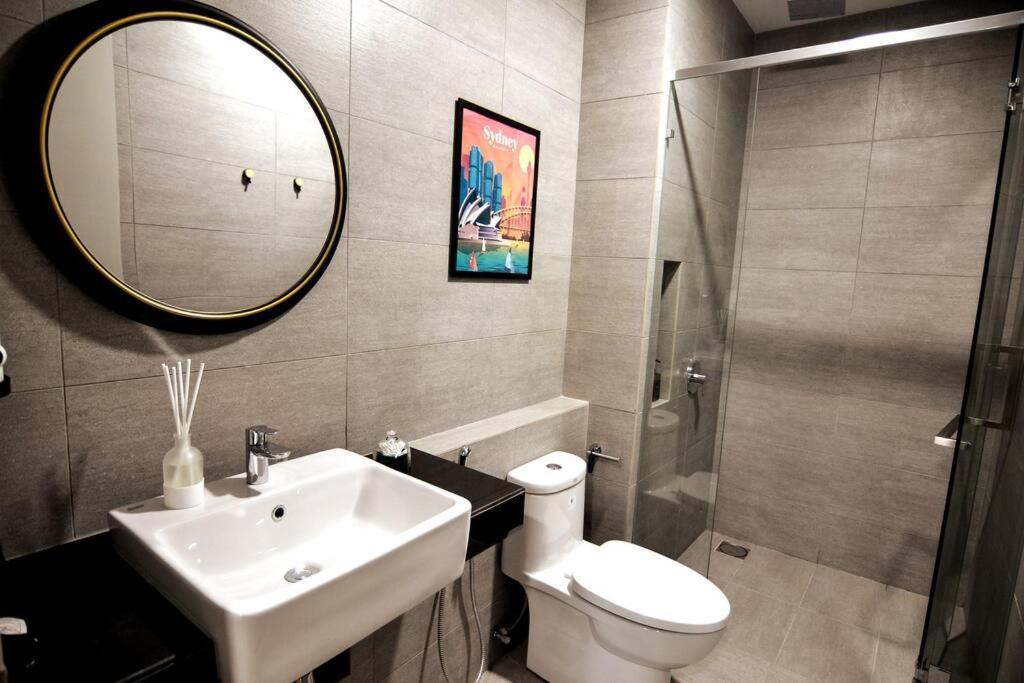 The Play Suite@pano. Mrt. Free Parking. Self C/in Apartment