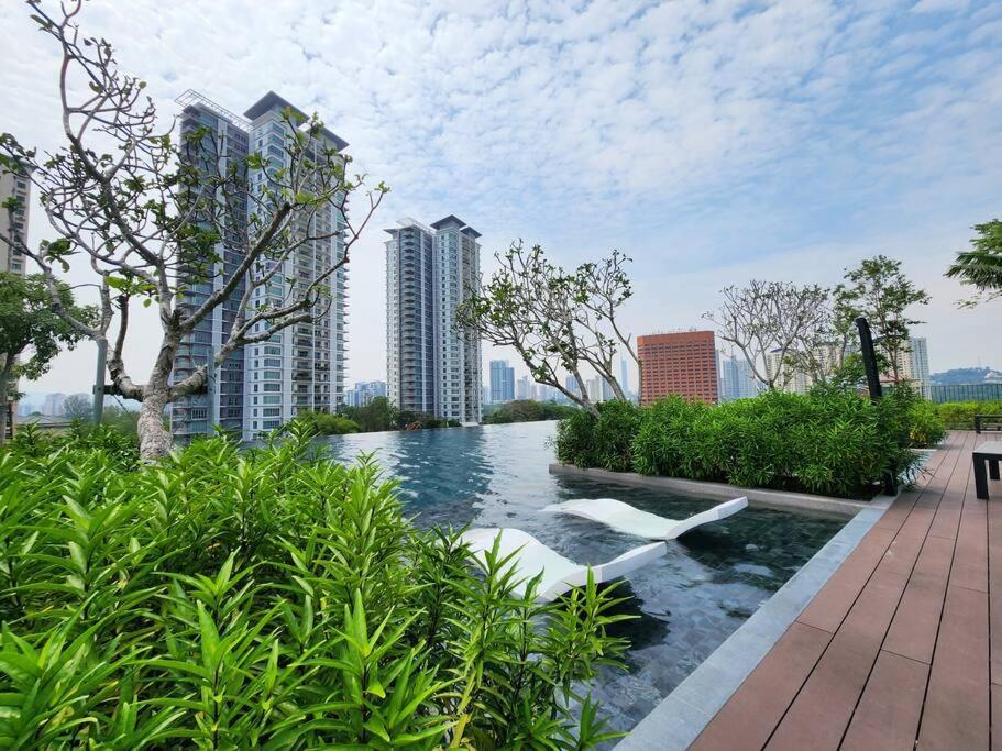 The Play Suite@pano. Mrt. Free Parking. Self C/in Apartment *