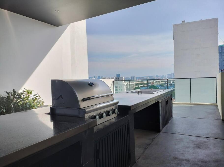 Luxury Sky Garden Near Trx Mall 100mbps Apartemen *