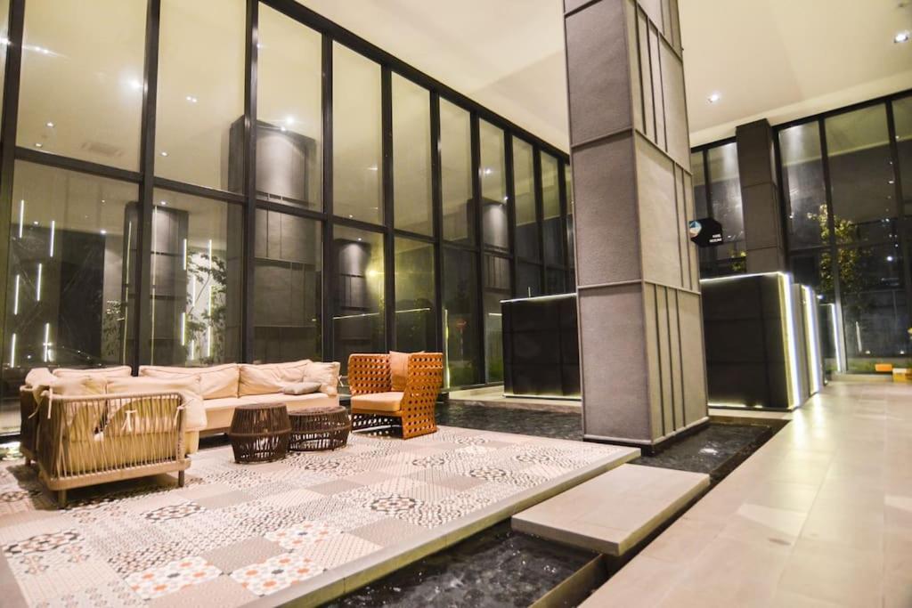 The Play Suite@pano. Mrt. Free Parking. Self C/in Apartment *