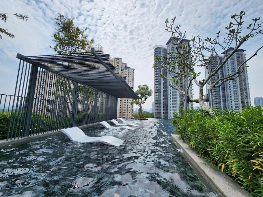 The Play Suite@pano. Mrt. Free Parking. Self C/in Apartment