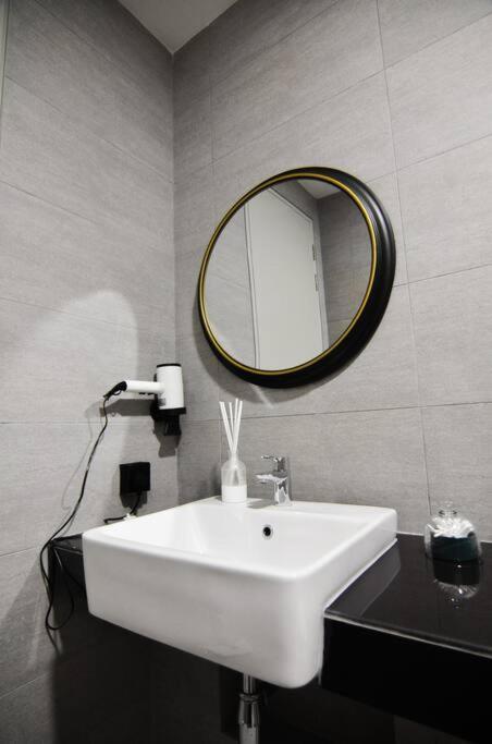 The Play Suite@pano. Mrt. Free Parking. Self C/in Apartment *