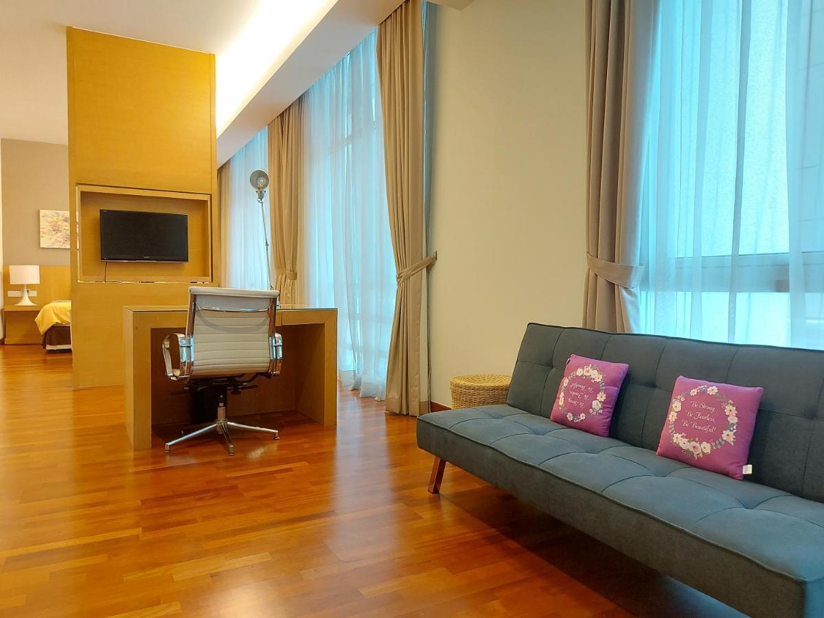 Klcc 261 Bukit Bintang 4 Pax Free 1 Parking