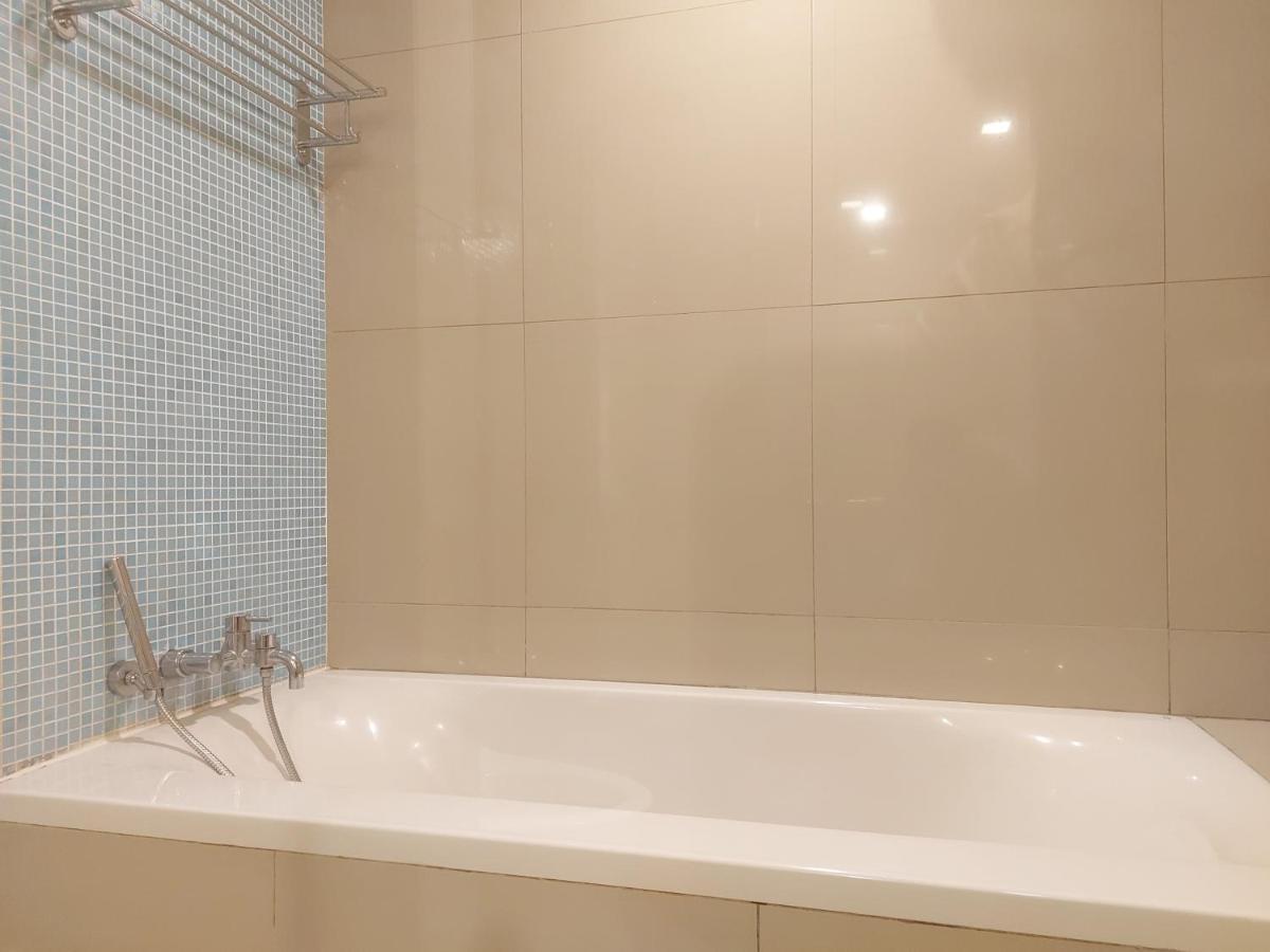 Klcc 261 Bukit Bintang 4 Pax Free 1 Parking *
