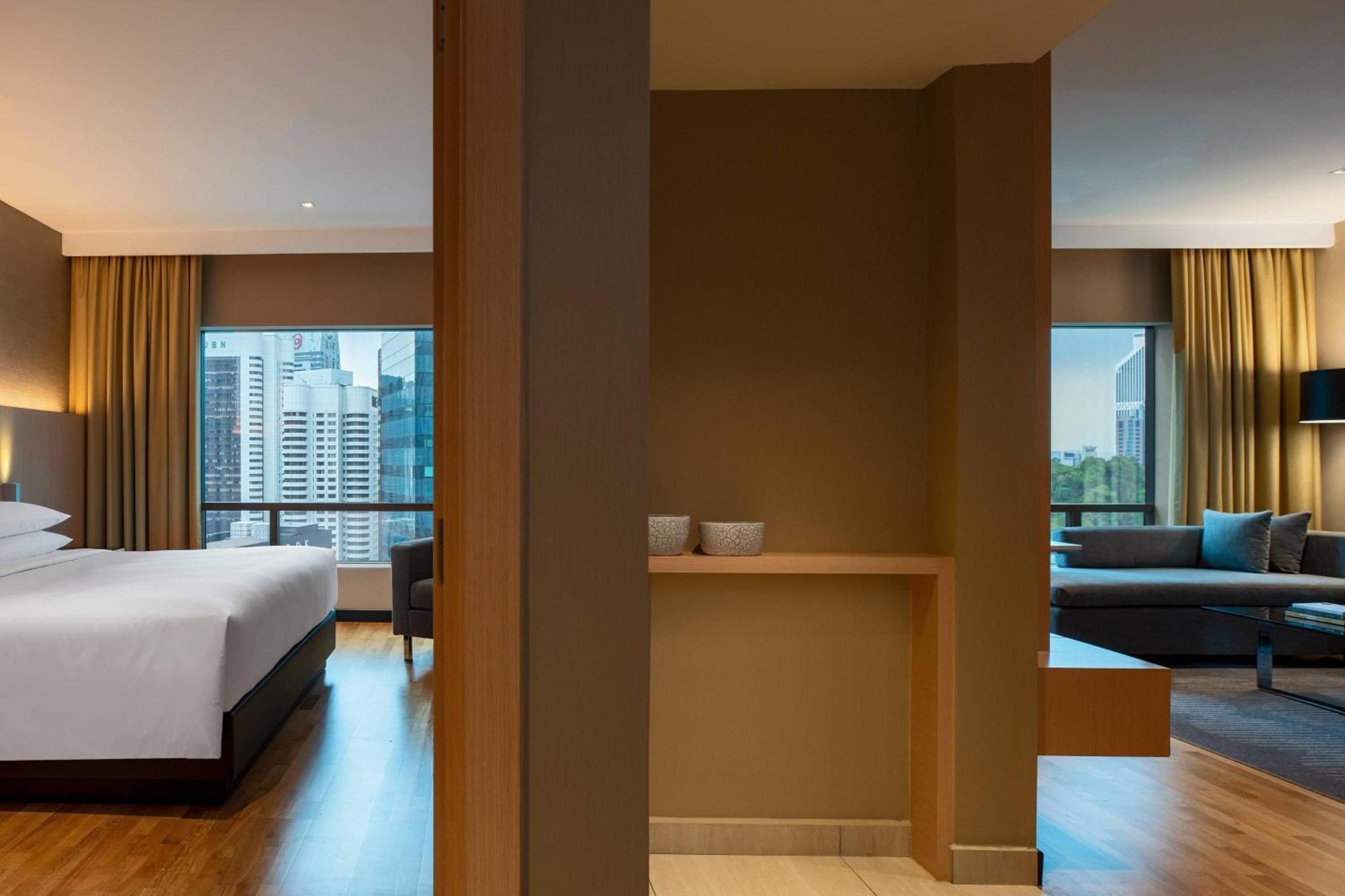 Renaissance & Convention Centre Hotel 5*