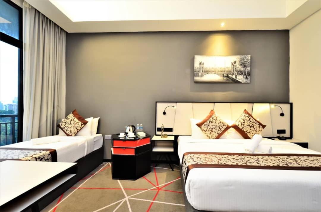 Red M101 By Oak Tree Apartment