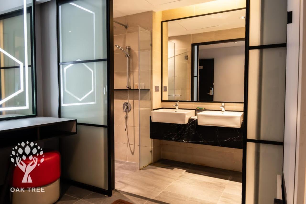 Red M101 By Oak Tree Apartment *