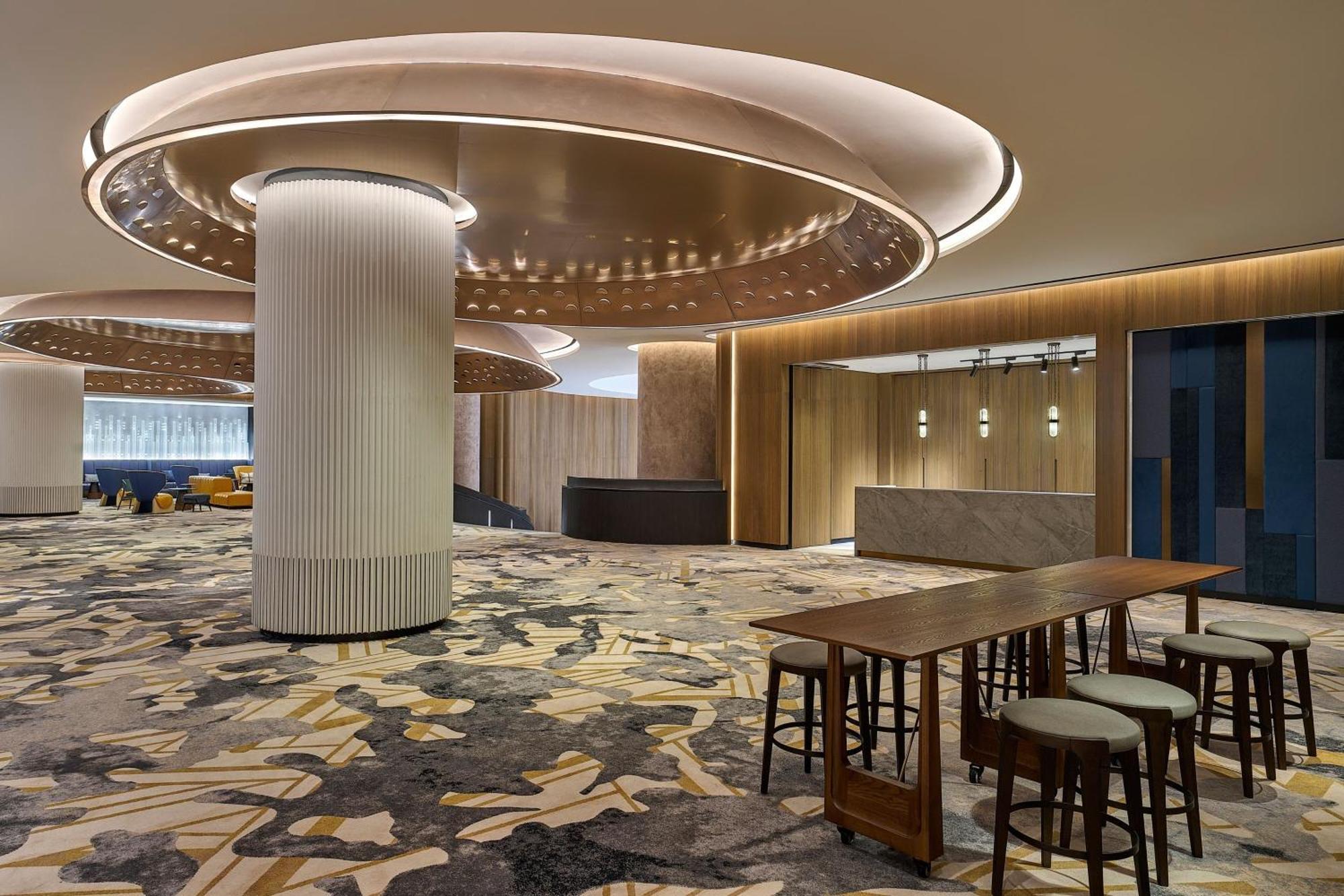 Hotel Renaissance & Convention Centre 5*