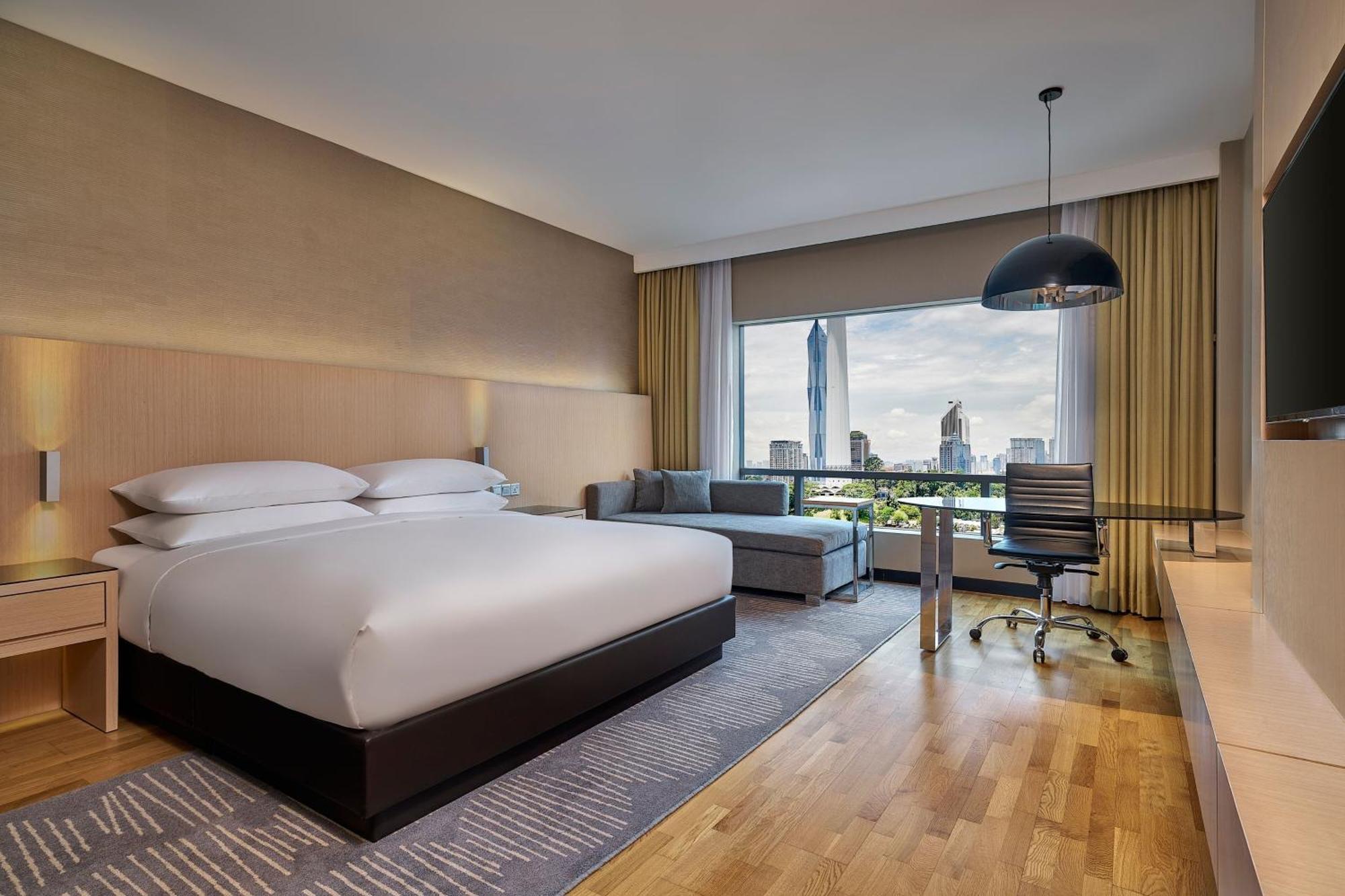 Renaissance & Convention Centre Hotel 5*