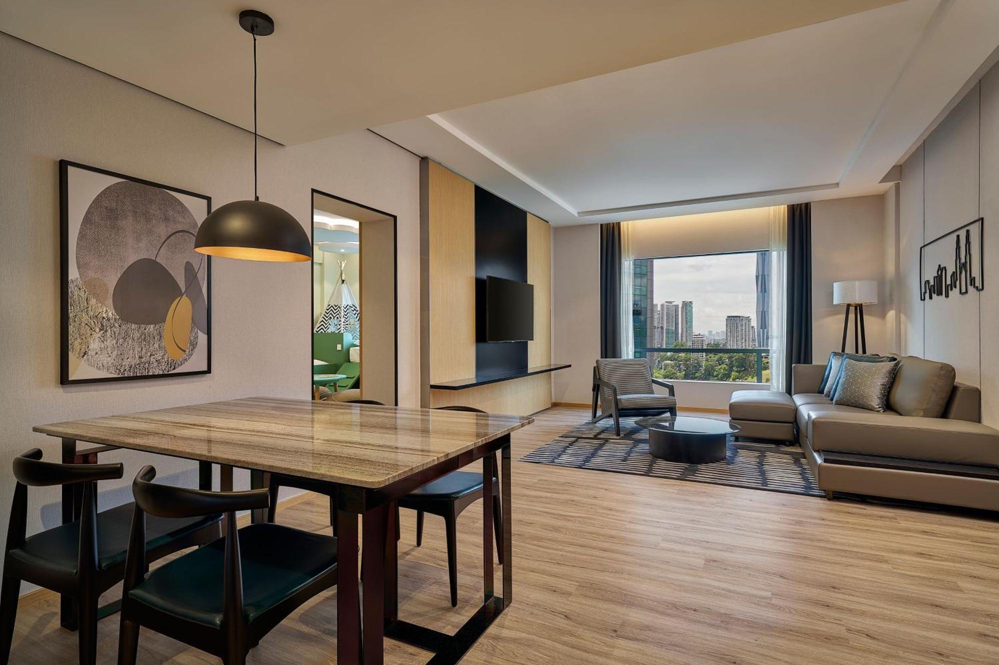 Renaissance & Convention Centre Hotel 5*