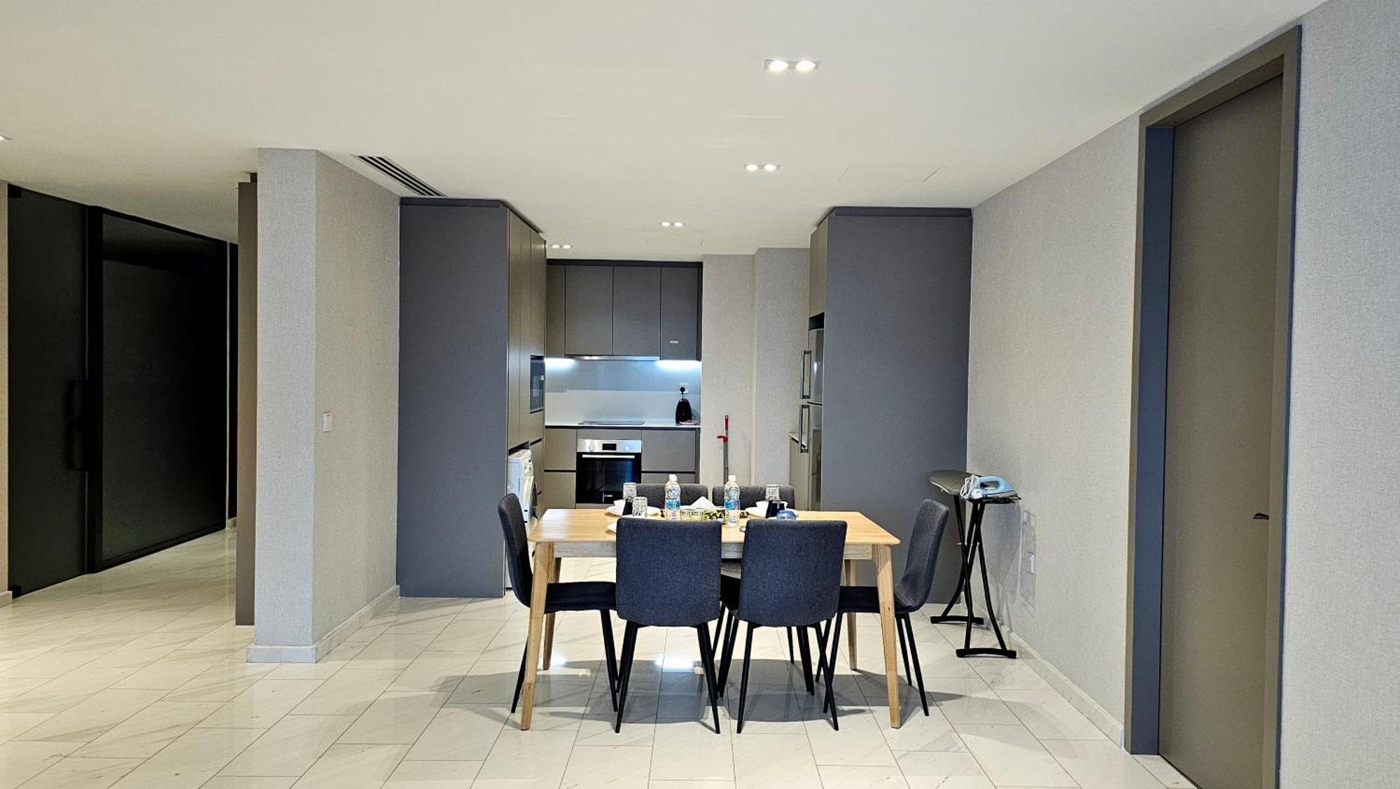 Crystal Service At Eaton Klcc Apartment