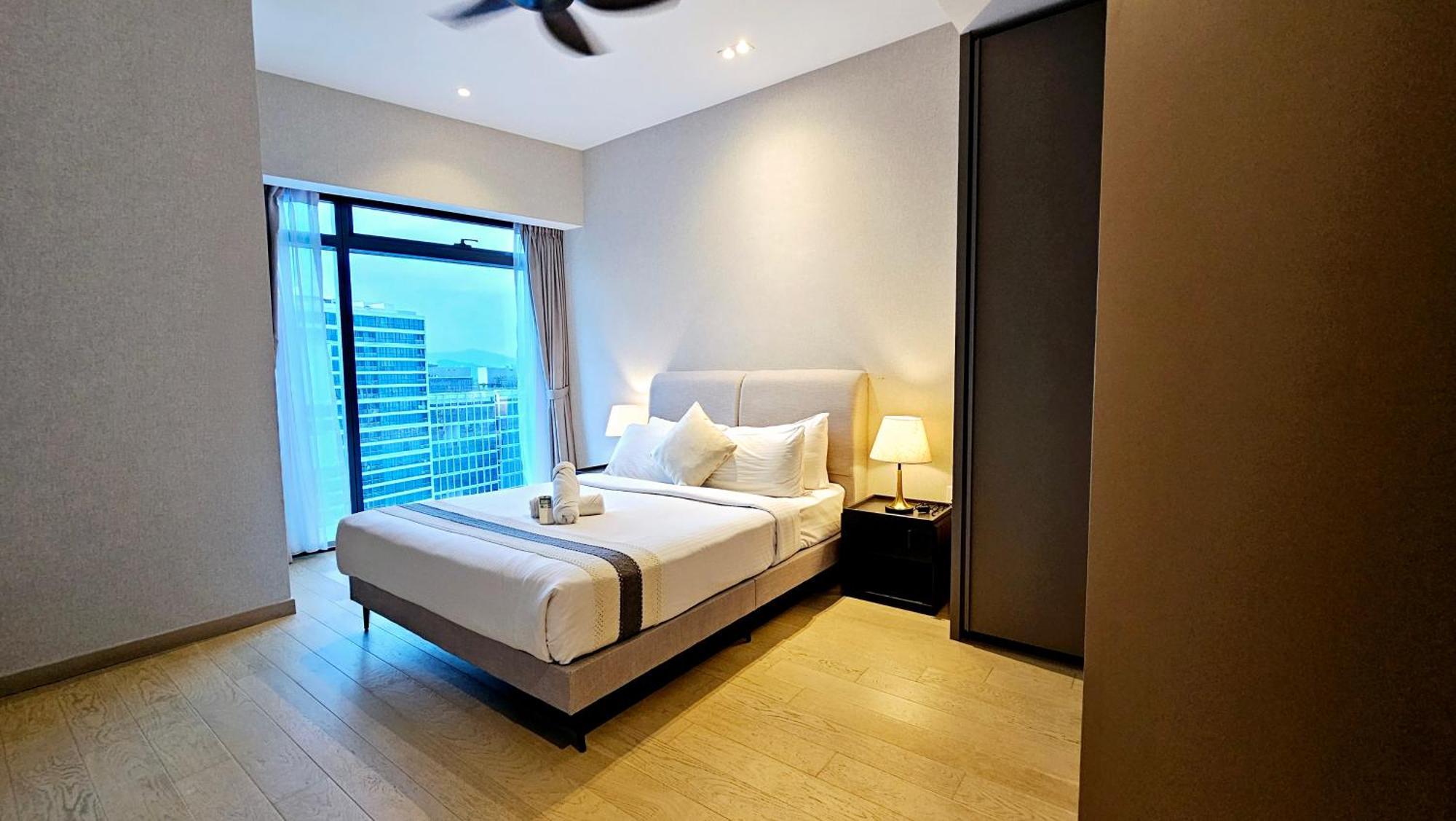 Crystal Service At Eaton Klcc Apartment