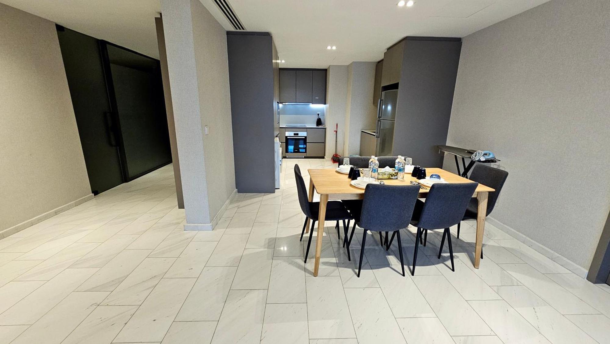 Crystal Service At Eaton Klcc Apartment