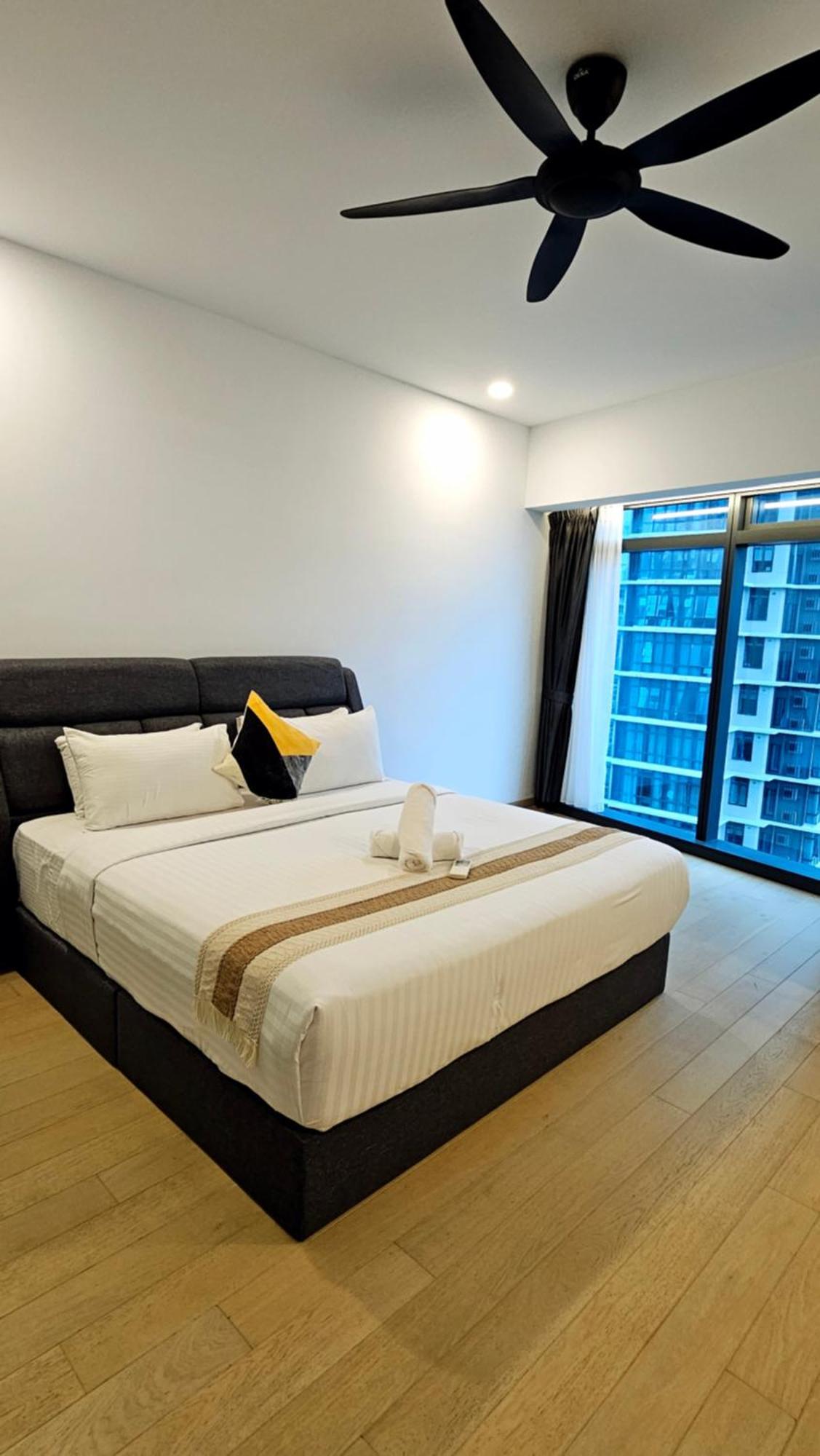 Crystal Service At Eaton Klcc Apartment