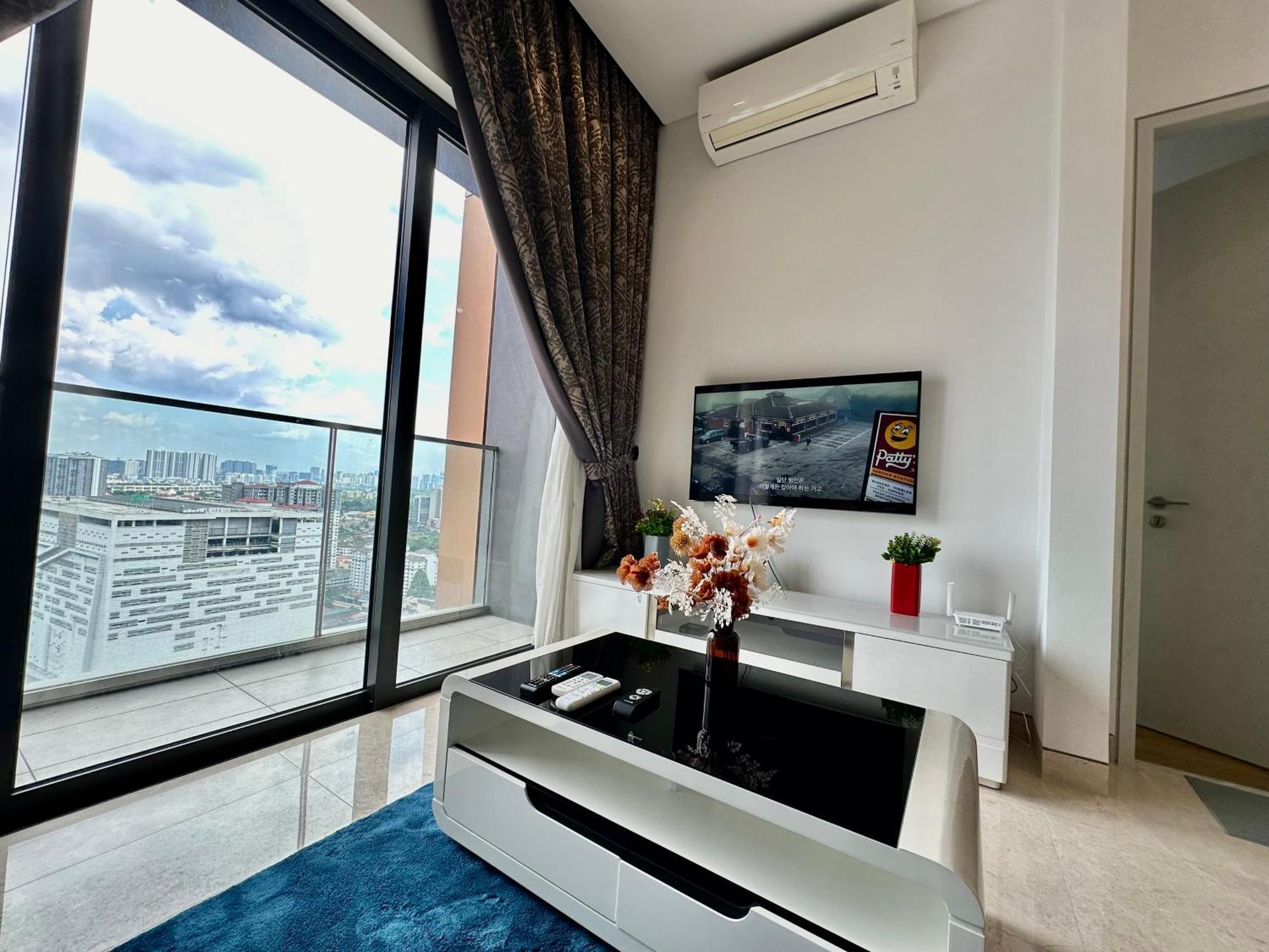 Smart Service Lucentia Bbcc Lalaport Apartment