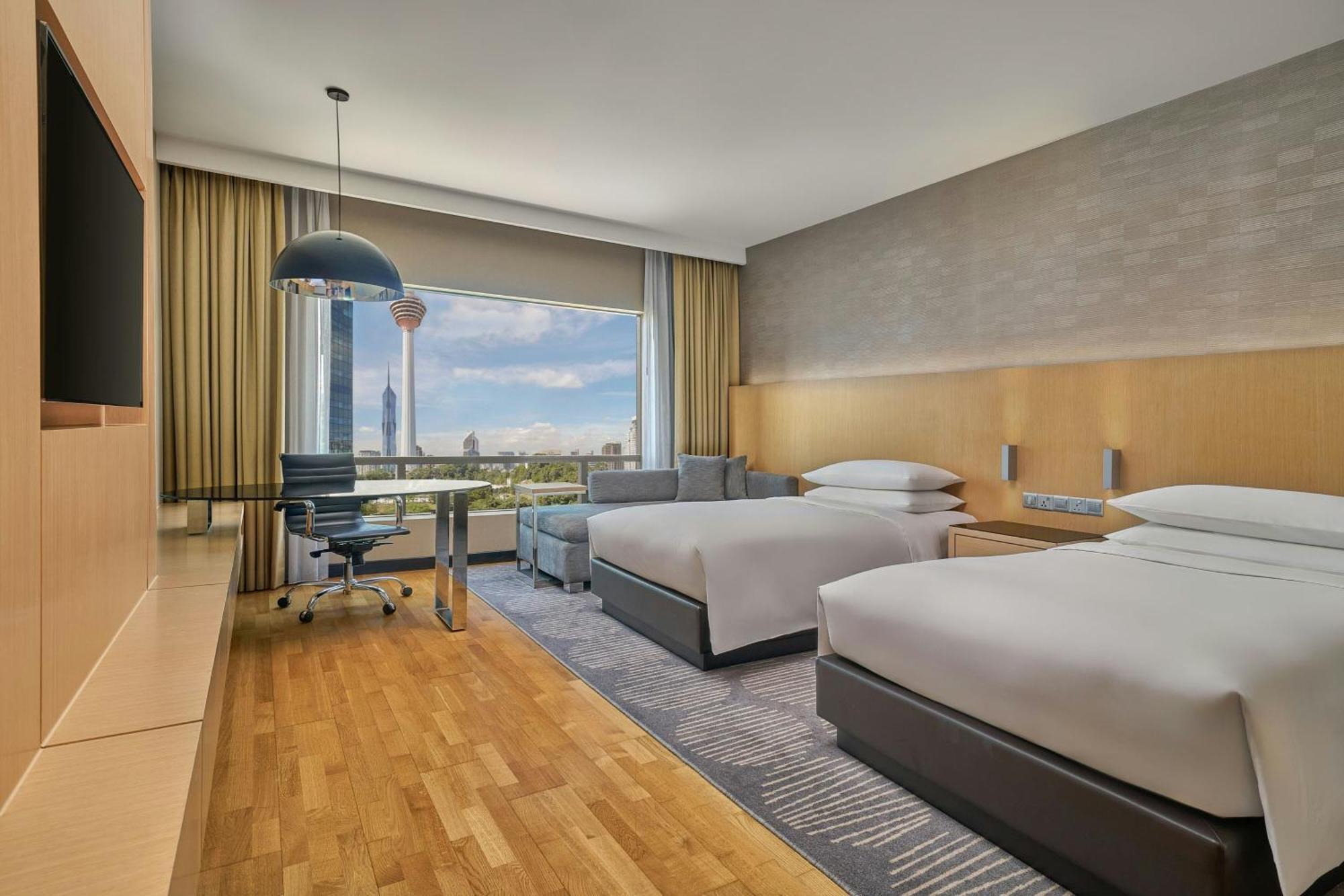 Renaissance & Convention Centre 5*