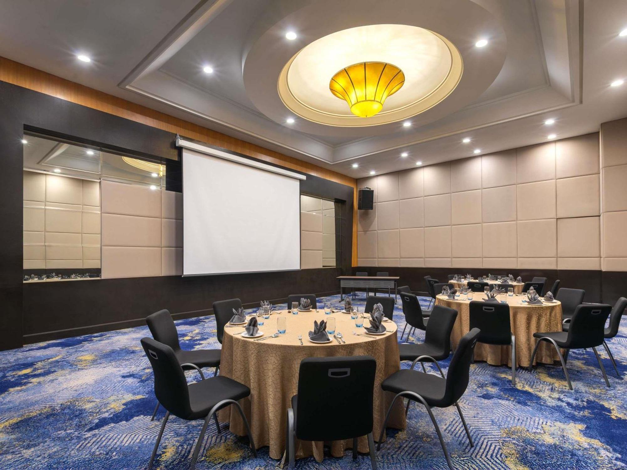 Novotel Centre Hotel 4*