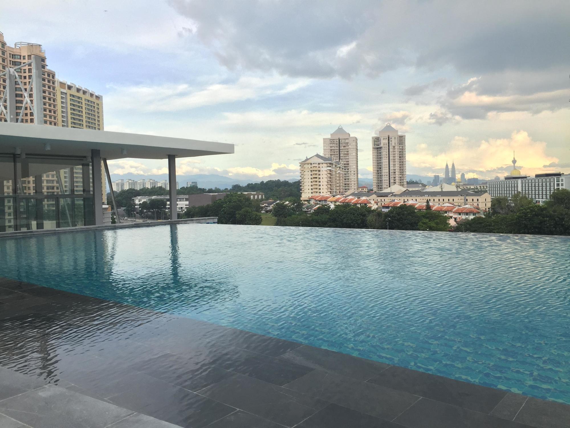 Hotel The Signature & Serviced 4*