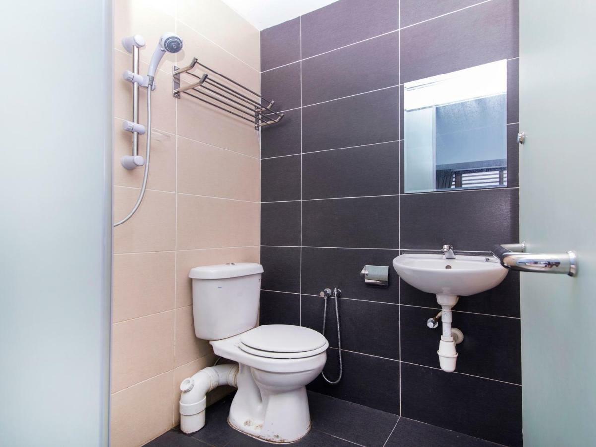 Oyo 220 Sri Maluri Hotel 2*