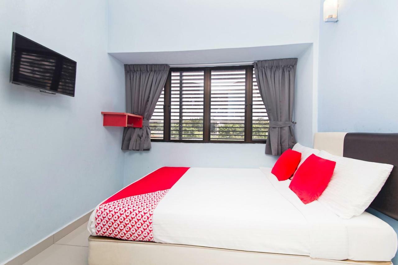 Oyo 220 Sri Maluri Hotel 2*