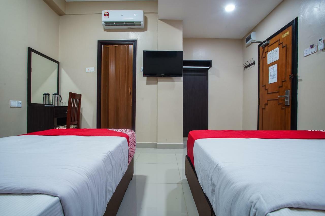 Oyo 43929 Adak Hotel