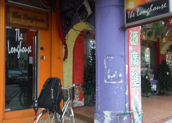 The Longhouse Travellers Inn - Hostel