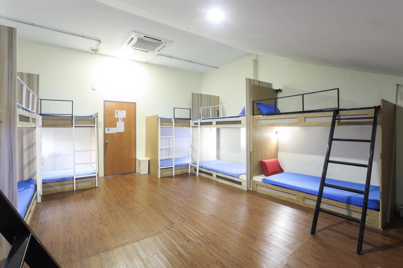 Spot On 90236 Zigzag Travellers Hotel