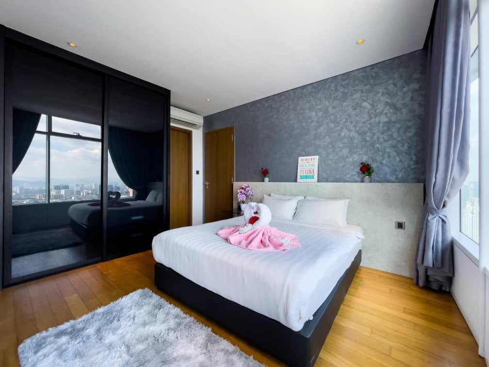 The Luxury Penthouse Twin Tower View