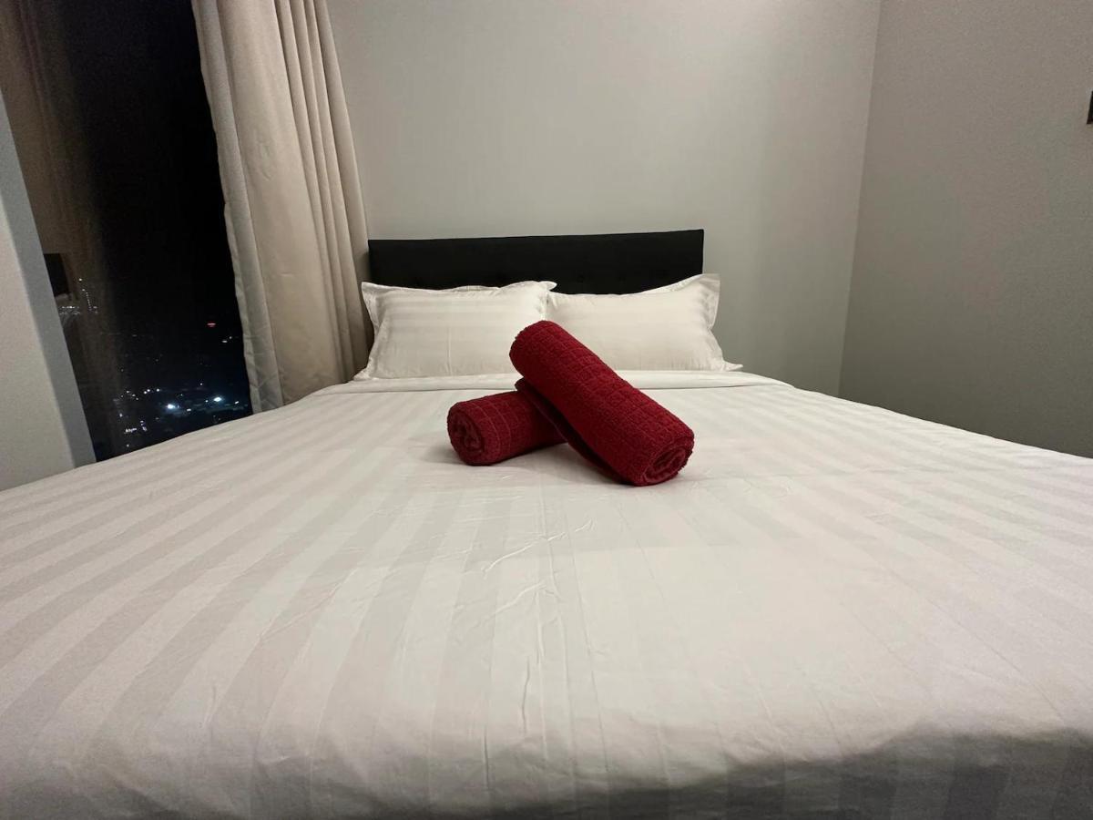 Two Bedroom Klcc With Rooftop Pool And View Kuala Lumpur