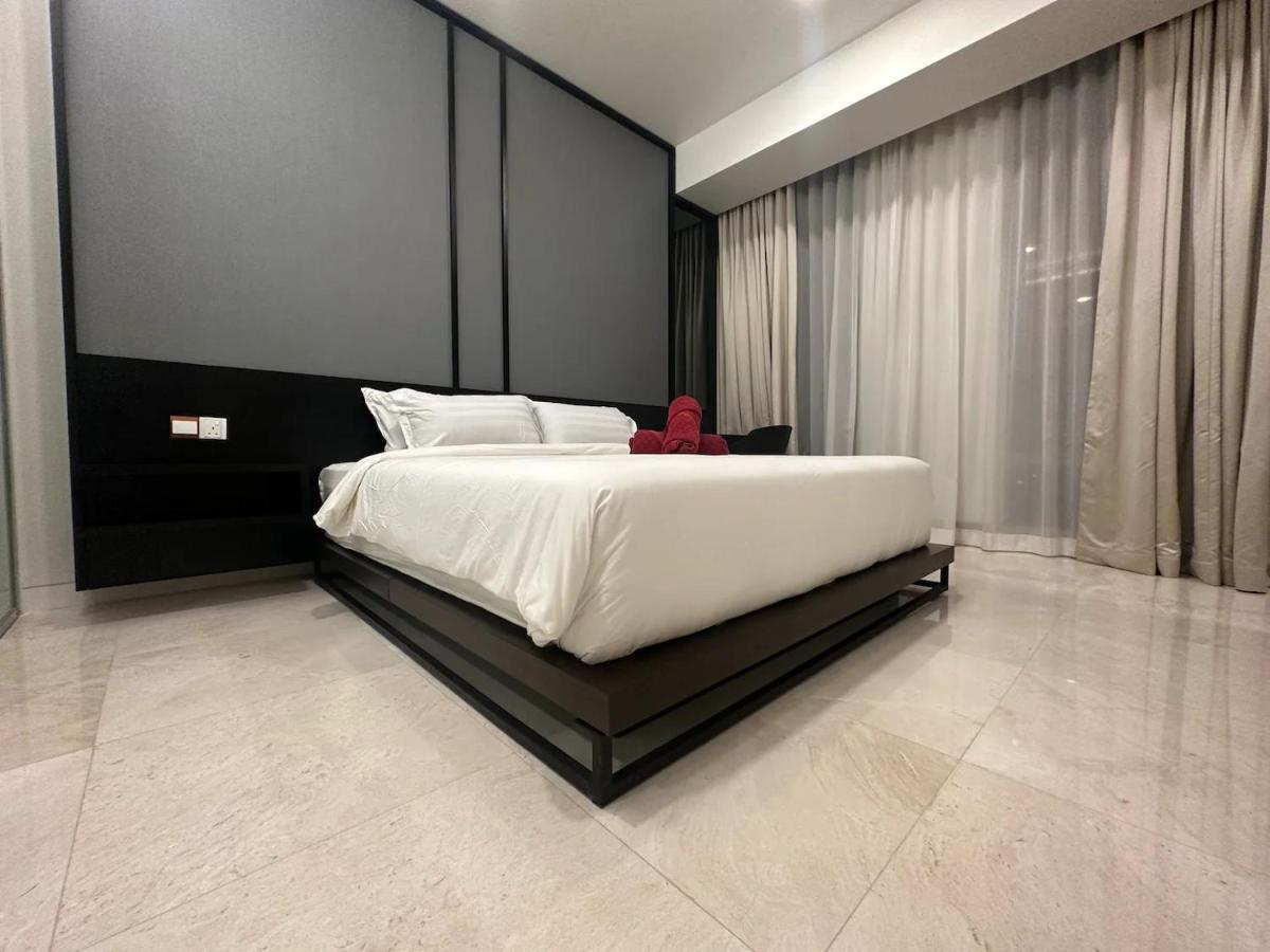 Two Bedroom Klcc With Rooftop Pool And View