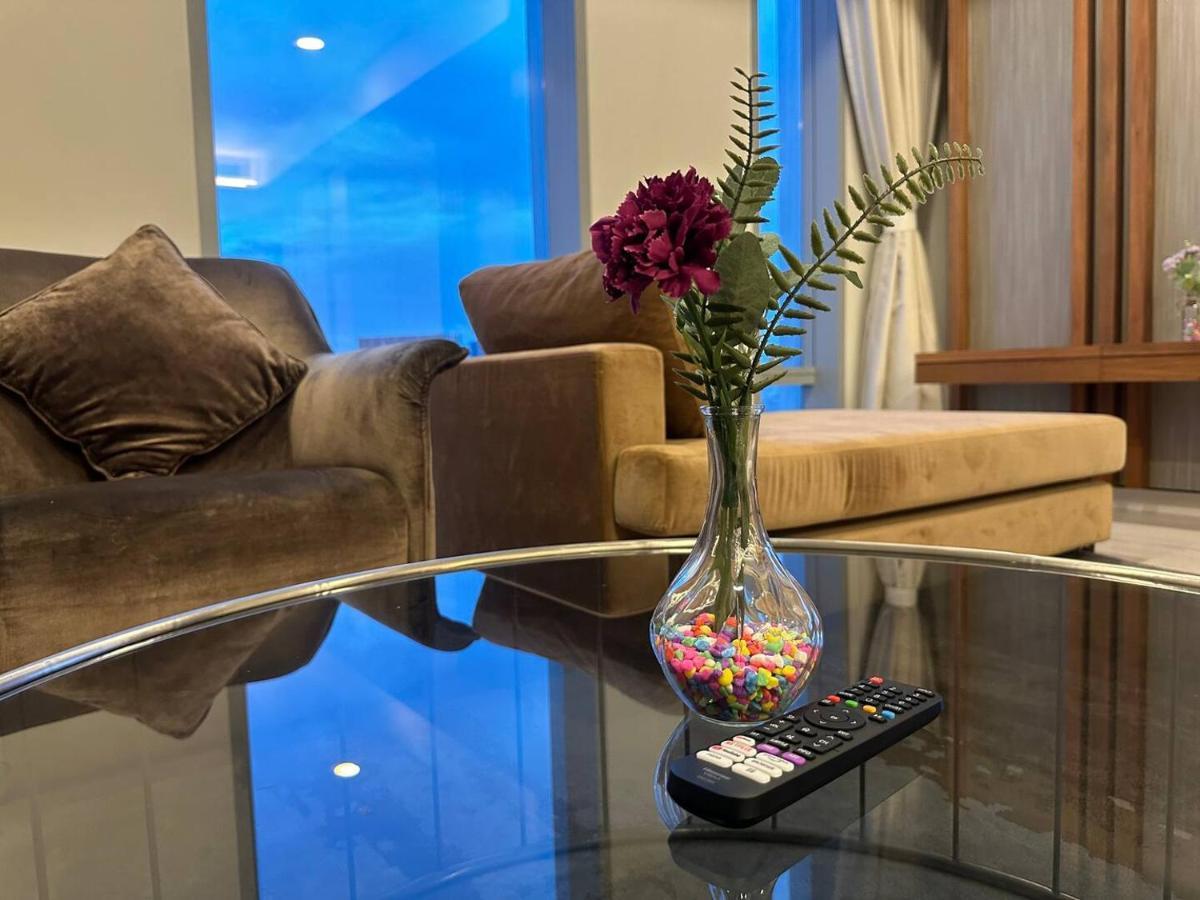 Two Bedroom Klcc With Rooftop Pool And View