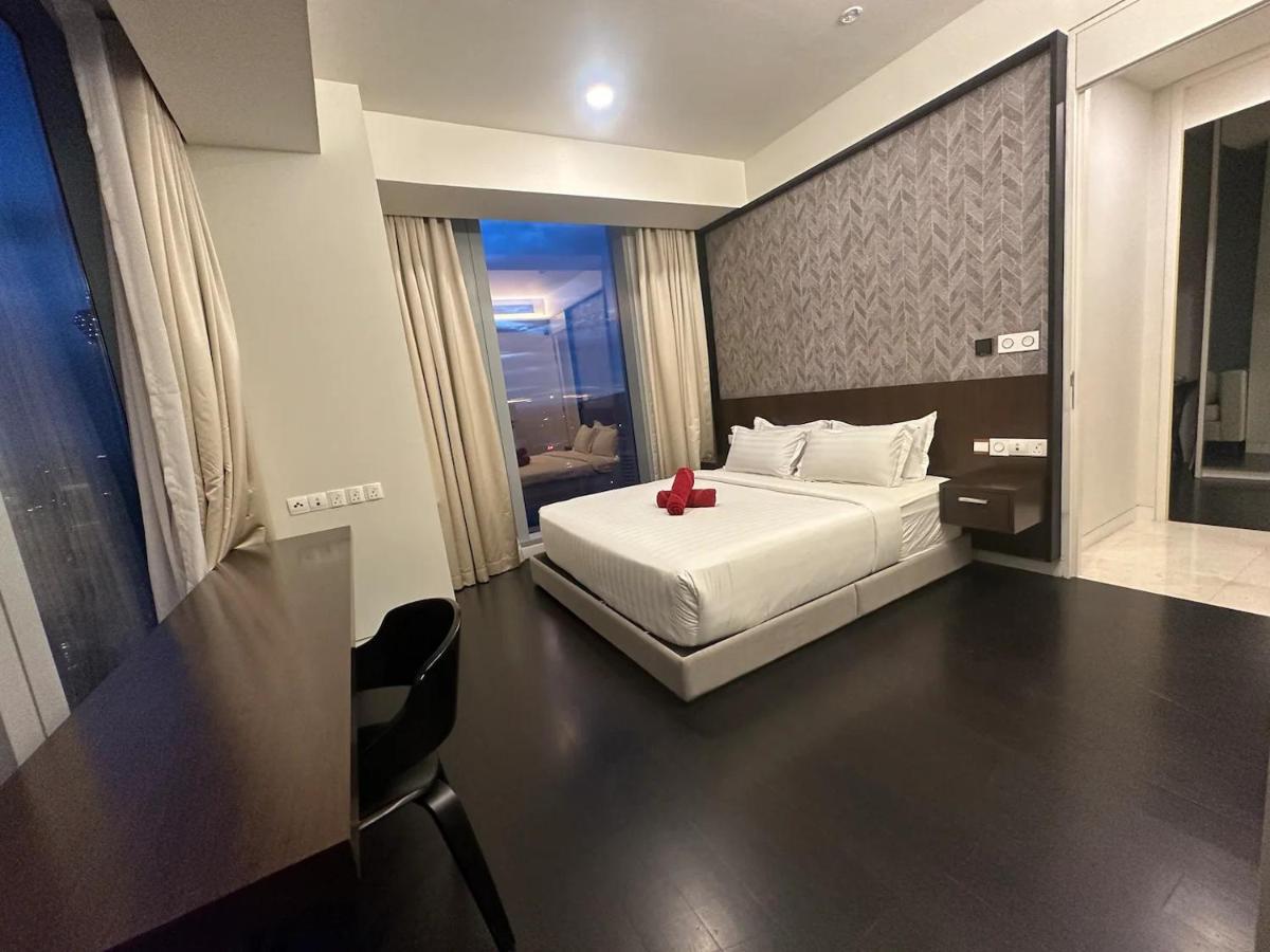 Apartment Two Bedroom Klcc With Rooftop Pool And View