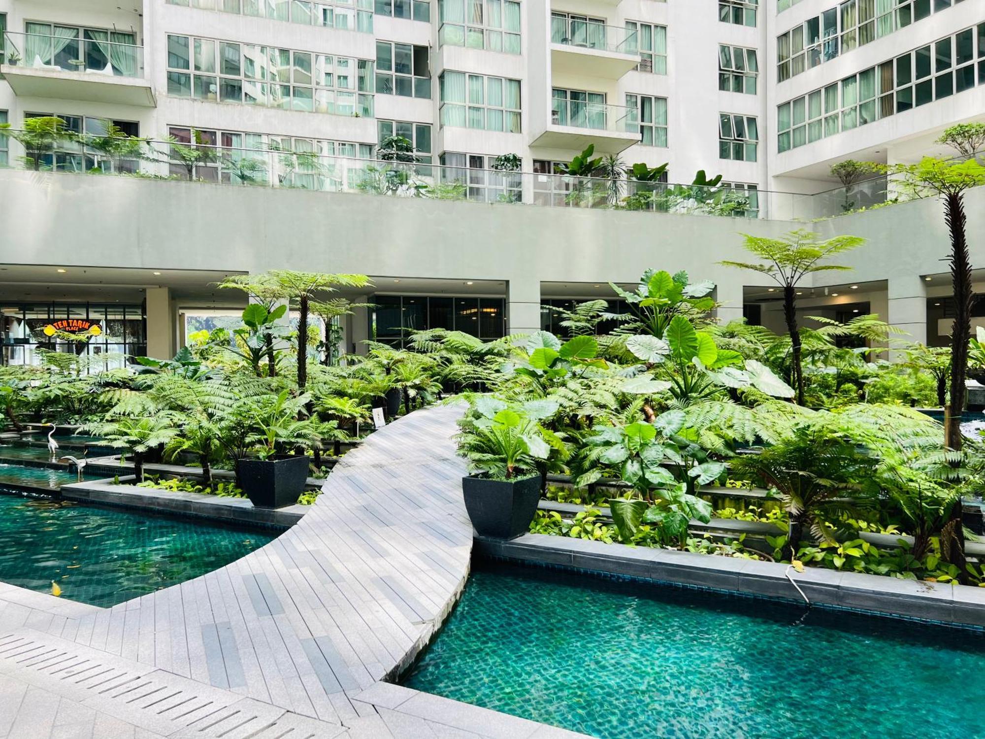 Spritz Empire Regalia & Apartemen