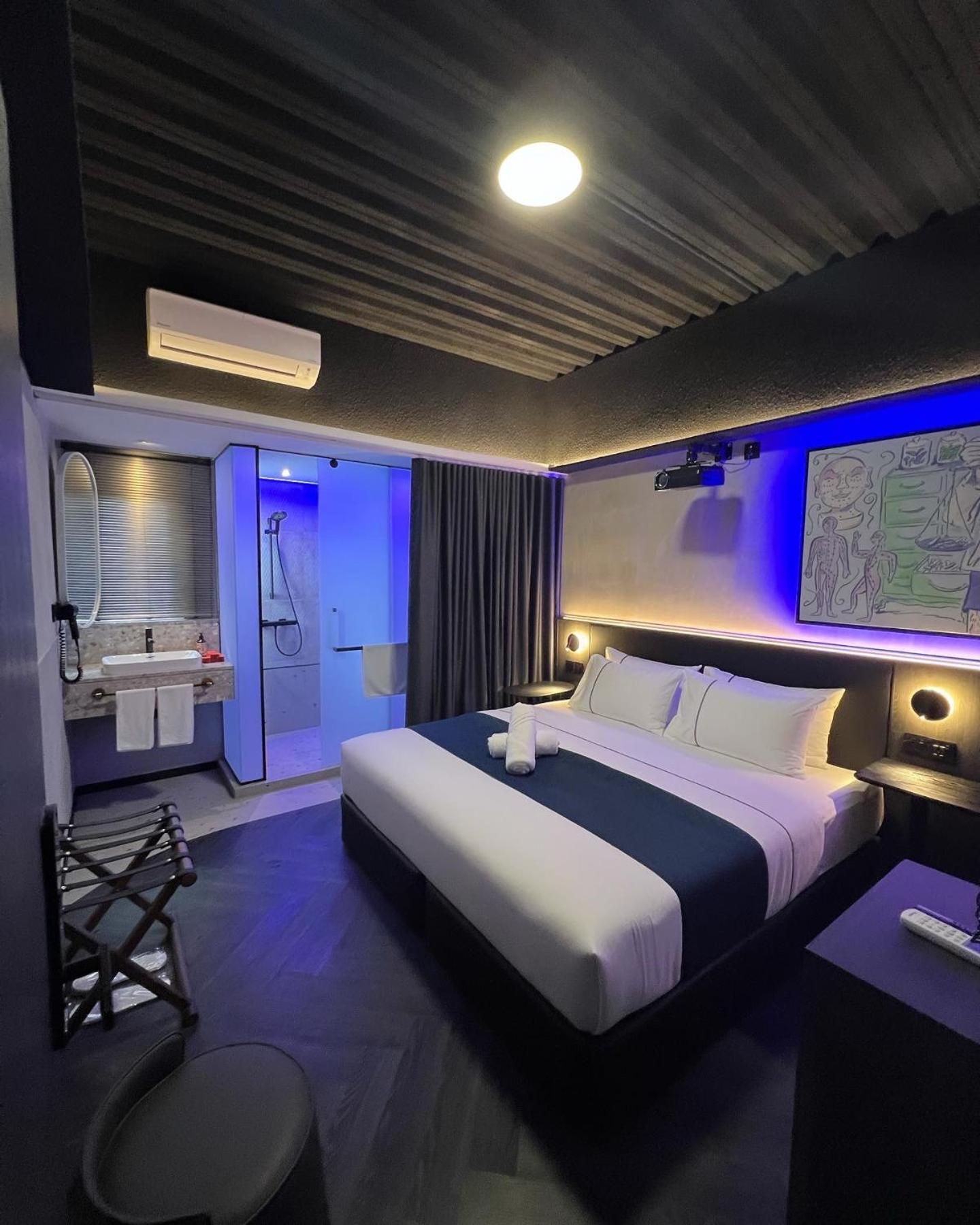 B Hotel