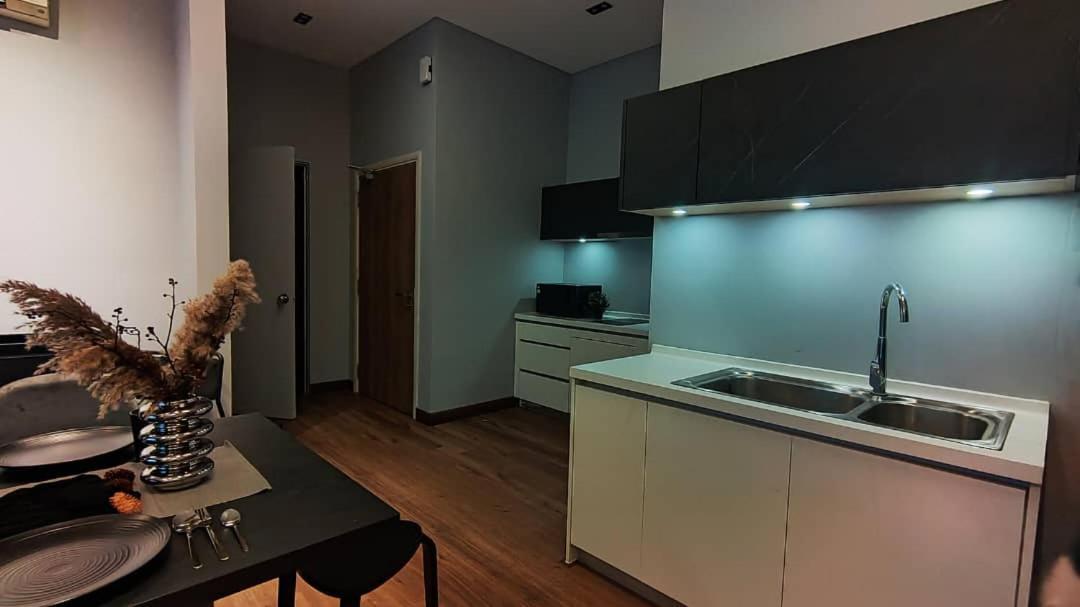 Apartment Premium Darkdesign 6pax In Desa Parkcity Wifitvbox *