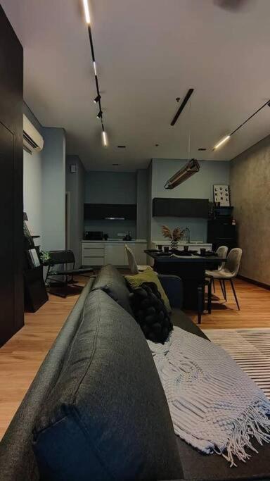 Premium Darkdesign 6pax In Desa Parkcity Wifitvbox Apartment *