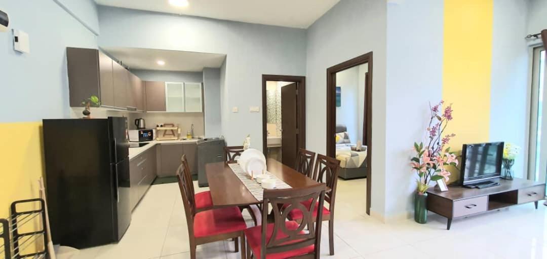 Apartment Regalia With Infinity Pool Klcc By Staycation Homes