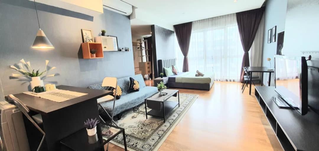 Regalia With Infinity Pool Klcc By Staycation Homes Apartment