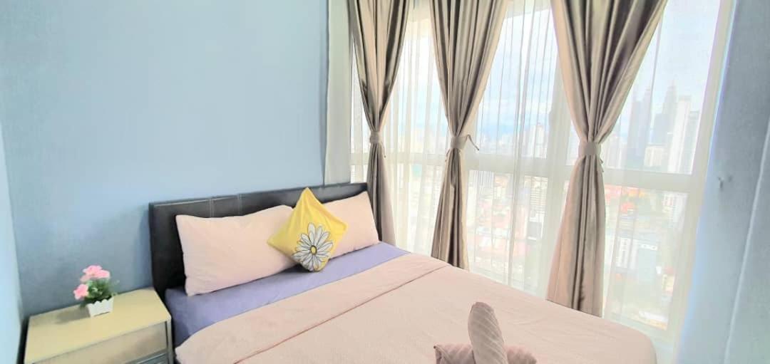 Apartment Regalia With Infinity Pool Klcc By Staycation Homes