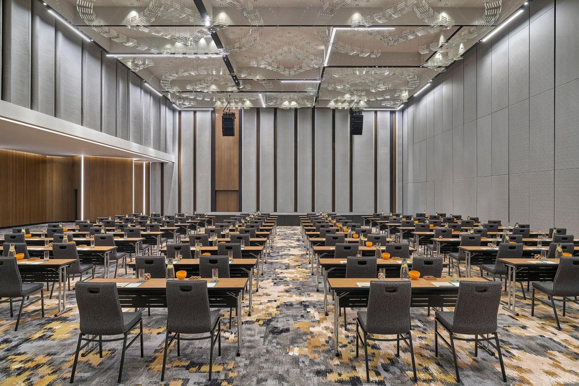 Renaissance & Convention Centre Hotel 5*
