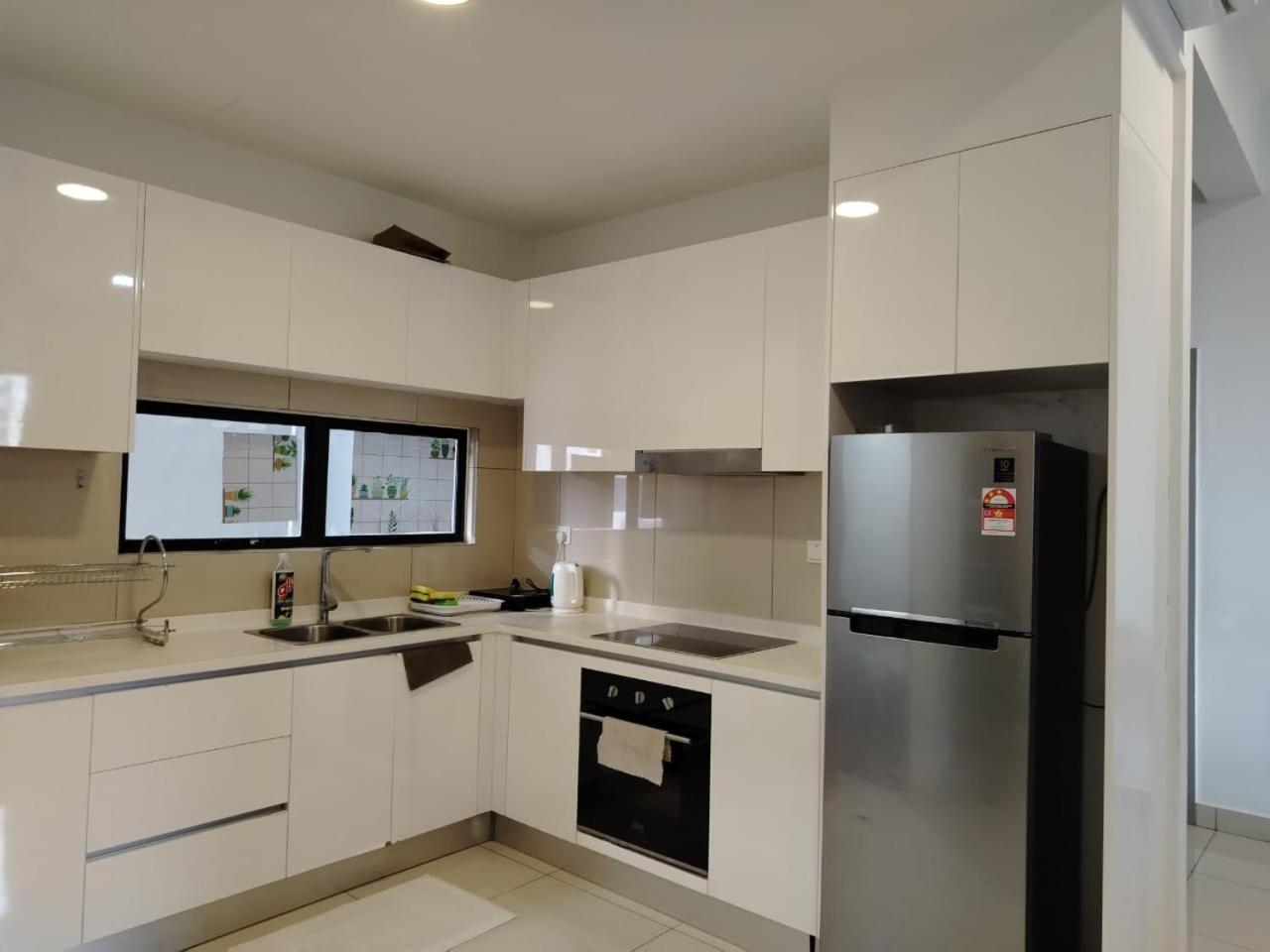 Astoria,4r3b,4kmtoklcc,1505sf,bigbalcony,newcondo,bathtub,nicefacilities Apartment *