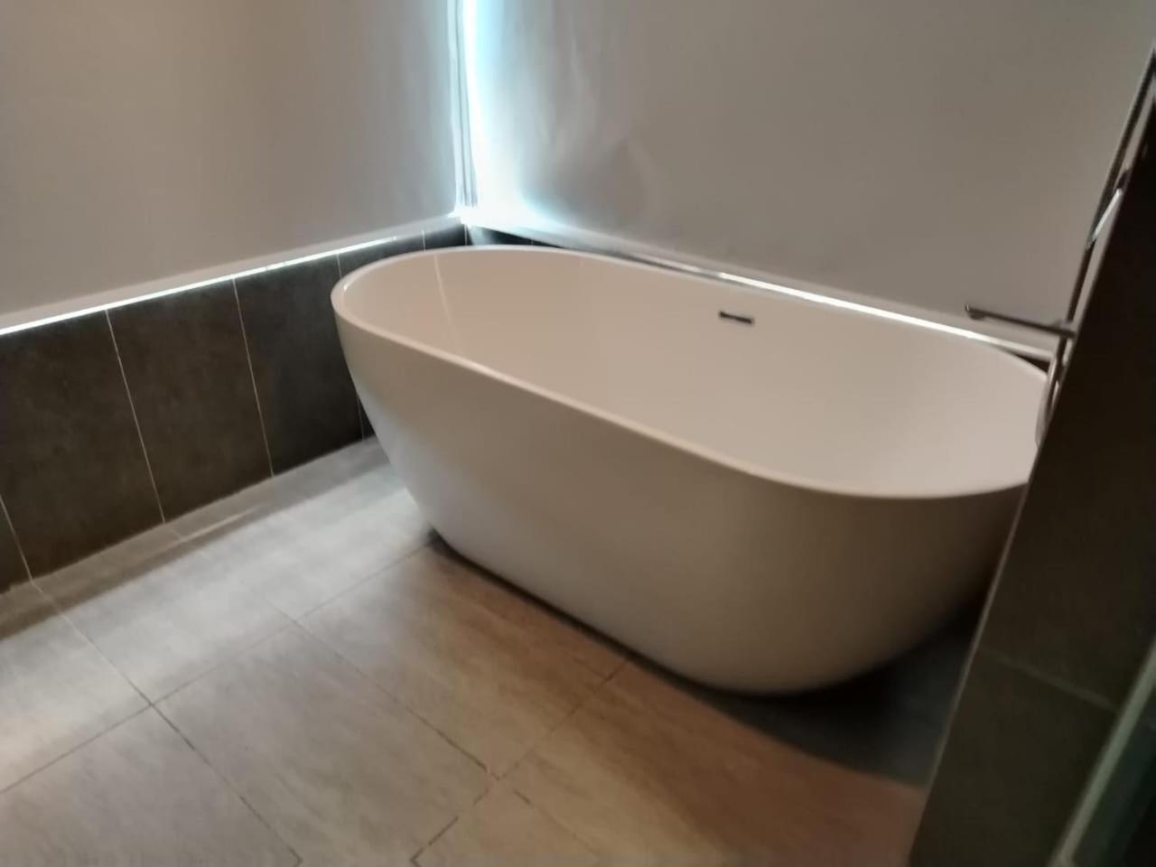 Astoria,4r3b,4kmtoklcc,1505sf,bigbalcony,newcondo,bathtub,nicefacilities Apartment