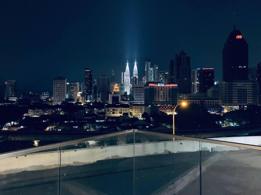 Apartment Klcc View Luxury & Klcc View Sky Pool At Regalia