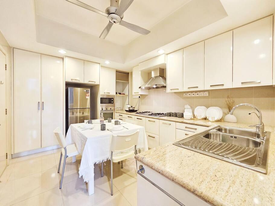 Fahrenheit Bukit Bintang Big Group 13pax Family Apartment Kuala Lumpur