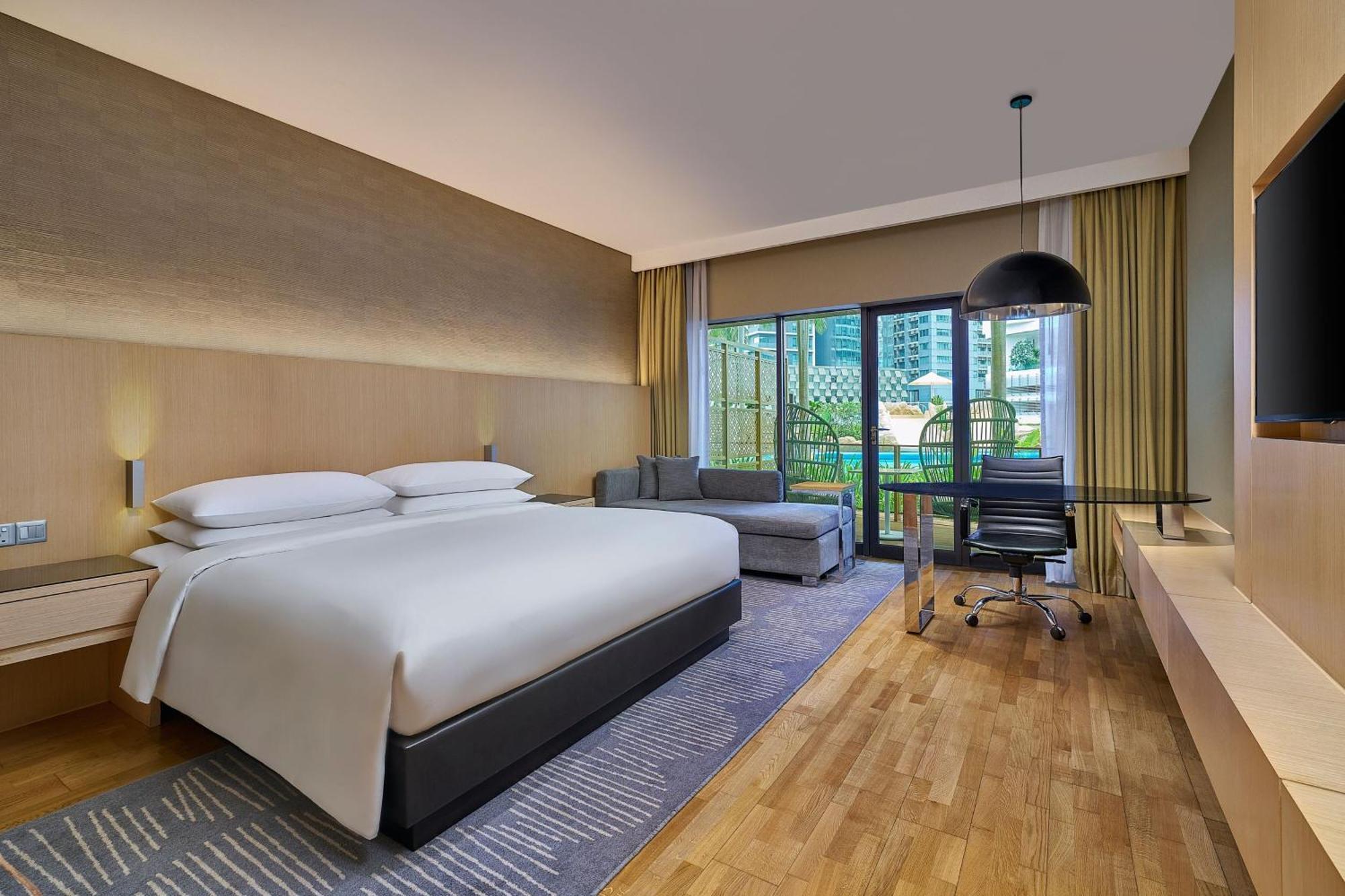 Renaissance & Convention Centre Hotel