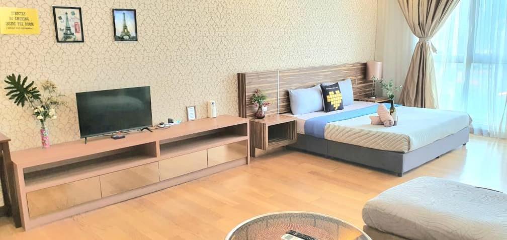 Apartment Regalia With Infinity Pool Klcc By Staycation Homes