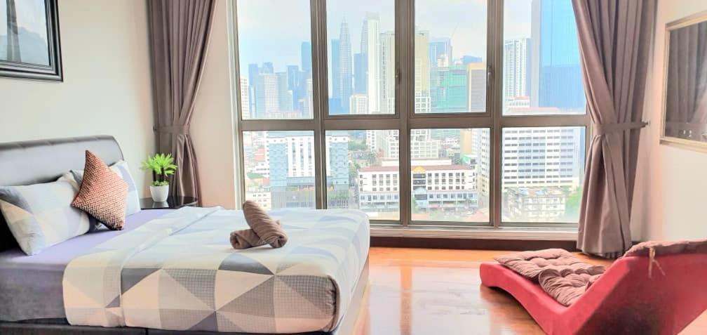 Apartment Regalia With Infinity Pool Klcc By Staycation Homes *